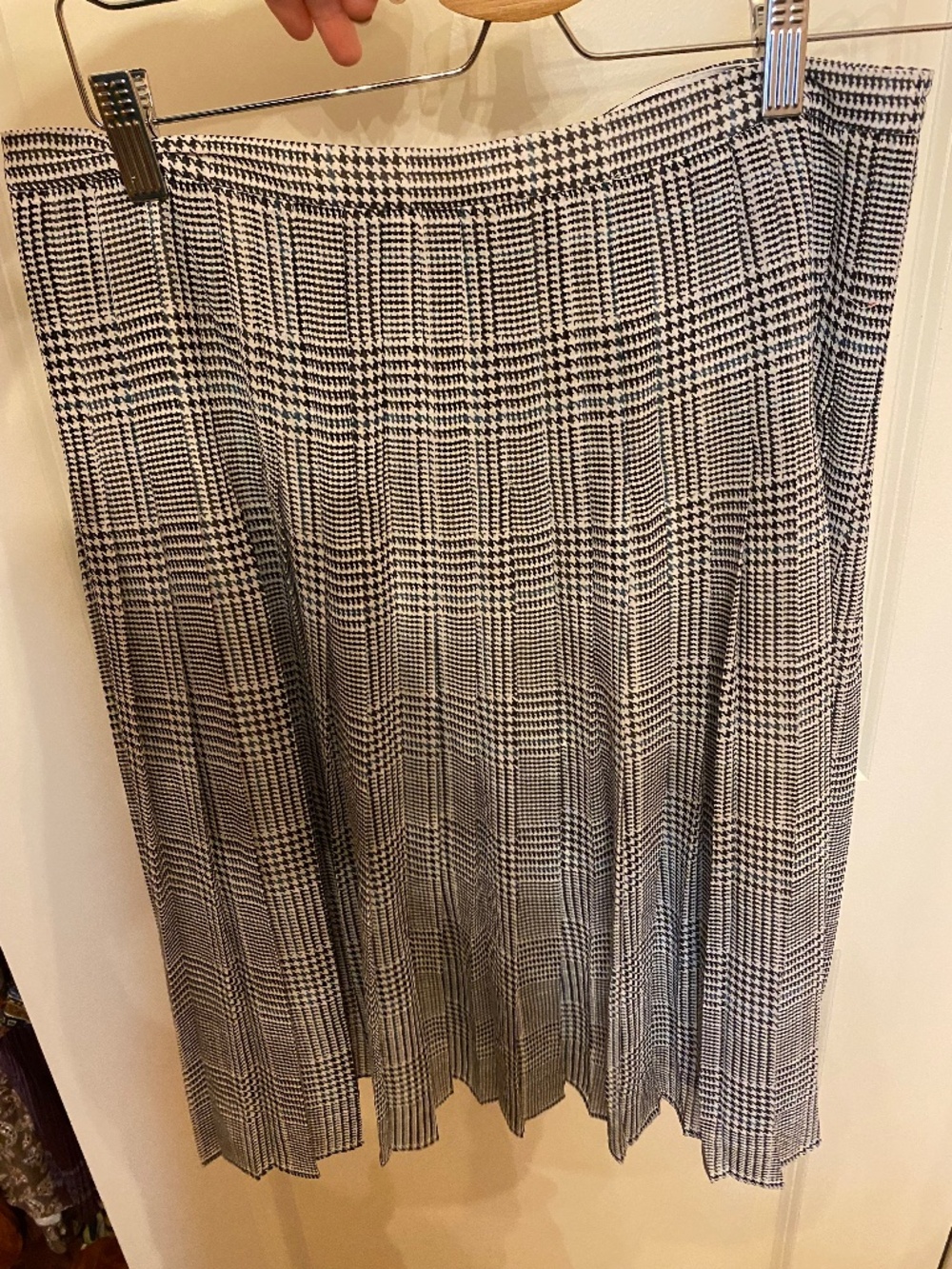 Ann Taylor size 8 knee length pleated plaid skirt .Womens